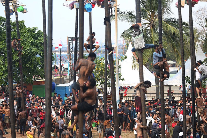 Foto-Foto Keseruan Lomba Panjat Pinang di Pantai Ancol - Bagian 6