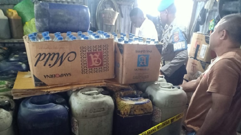 title Operasi Besar, Polisi Gerebek 3 Gudang Penimbunan BBM Ilegal di Waropen Papua Operasi Besar, Polisi Gerebek 3 Gudang Penimbunan BBM Ilegal di Waropen Papua