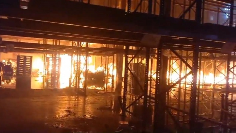 Kebakaran Hebat di Gudang Pabrik Sepatu Bata, Api dari Pembakaran Ilalang