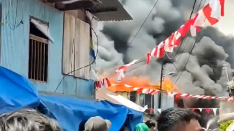 Kebakaran Hebat Landa Permukiman Padat di Makassar, Belasan Rumah Hangus
