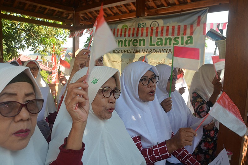 Potret Semangat Santri Lansia di Semarang Ikuti Upacara HUT Ke-79 RI - Bagian 3