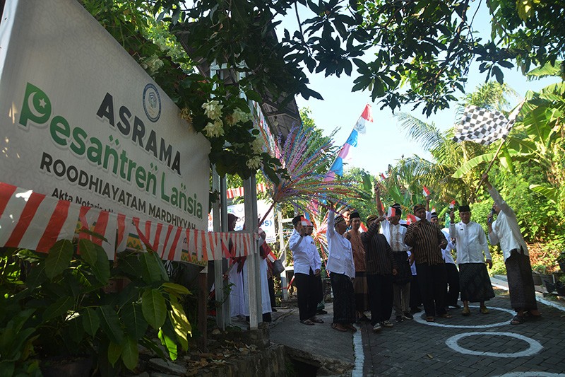 Potret Semangat Santri Lansia di Semarang Ikuti Upacara HUT Ke-79 RI - Bagian 5