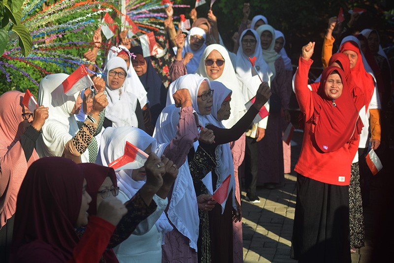 Potret Semangat Santri Lansia di Semarang Ikuti Upacara HUT Ke-79 RI - Bagian 4