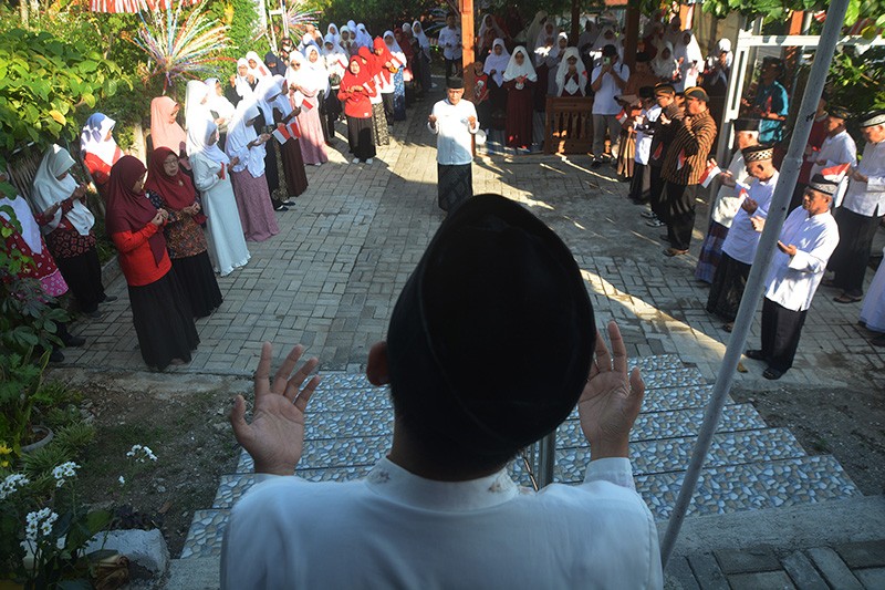 Potret Semangat Santri Lansia di Semarang Ikuti Upacara HUT Ke-79 RI - Bagian 2