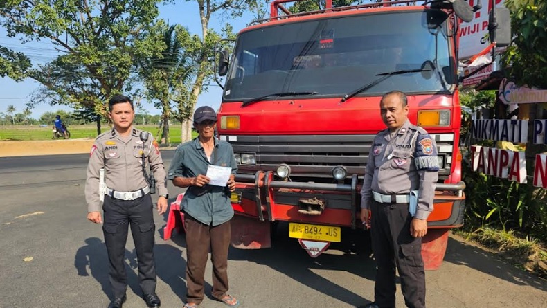 Viral Truk Tebu di Jalan Raya Pakis Malang Kelebihan Muatan Putuskan Kabel Listrik