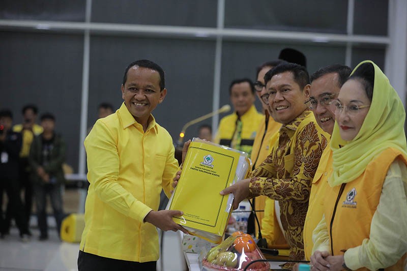 Bahlil Lahadalia Serahkan Berkas Pendaftaran Ketua Umum Partai Golkar - Bagian 2