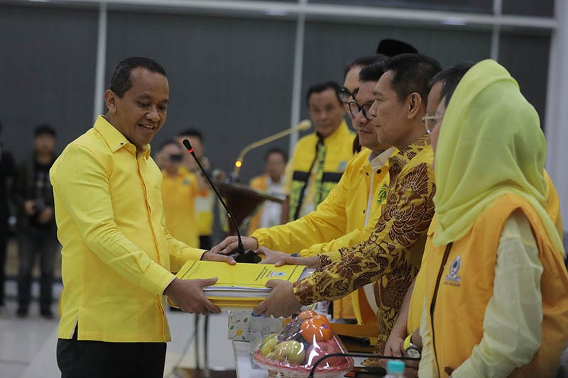Bahlil Lahadalia Serahkan Berkas Pendaftaran Ketua Umum Partai Golkar - Bagian 1