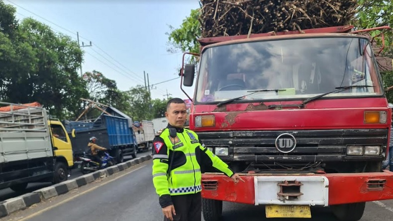 title 2 Pemotor Berboncengan di Malang Kecelakaan, 1 Tewas Terlindas Truk 1 Terluka Parah 2 Pemotor Berboncengan di Malang Kecelakaan, 1 Tewas Terlindas Truk 1 Terluka Parah