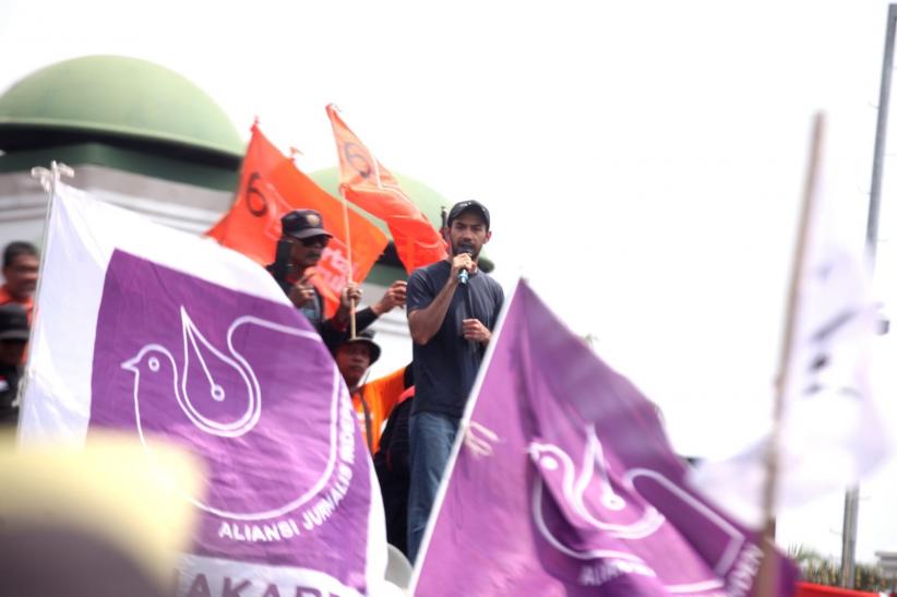 Reza Rahadian Ikut Demo Tolak RUU Pilkada, Orasi di Atas Mobil Massa Pendemo - Bagian 5