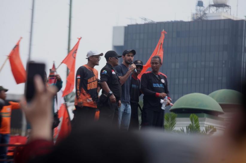 Reza Rahadian Ikut Demo Tolak RUU Pilkada, Orasi di Atas Mobil Massa Pendemo - Bagian 3