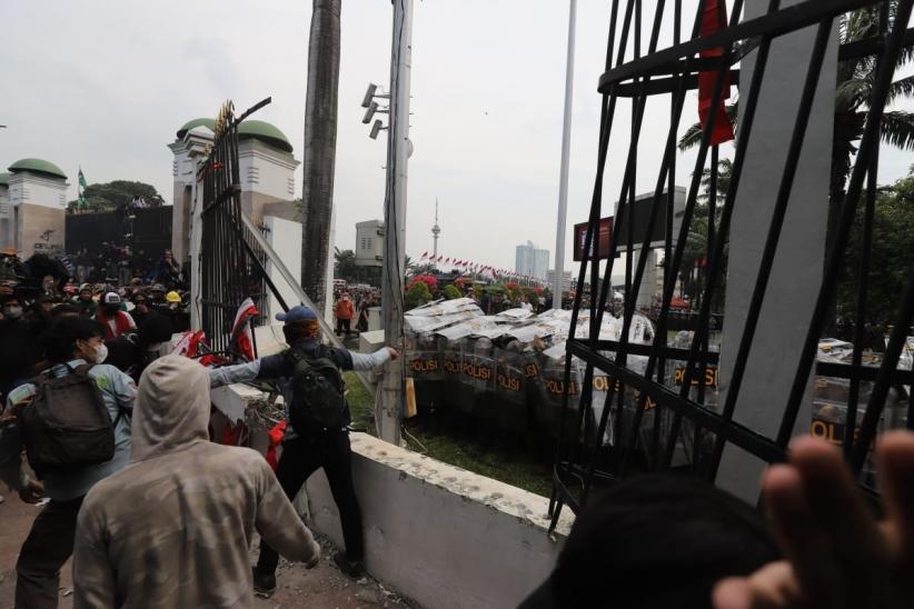Massa Tolak RUU Pilkada Jebol Pagar Masuk Halaman Gedung DPR - Bagian 2