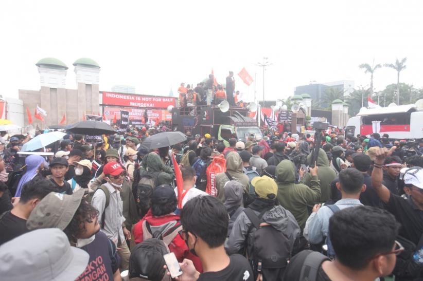 Ribuan Massa Bergabung Demo Tolak RUU Pilkada di Depan Gedung DPR - Bagian 6