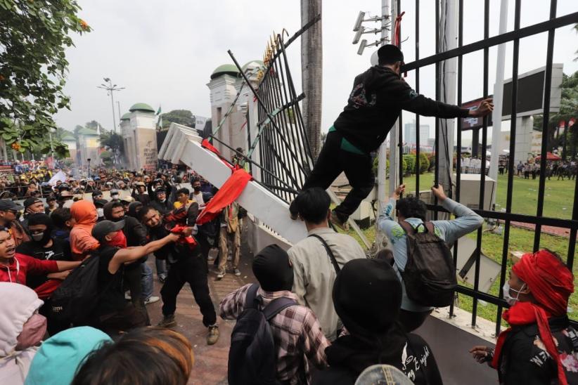 Massa Tolak RUU Pilkada Jebol Pagar Masuk Halaman Gedung DPR - Bagian 1
