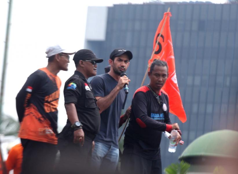 Reza Rahadian Ikut Demo Tolak RUU Pilkada, Orasi di Atas Mobil Massa Pendemo - Bagian 2