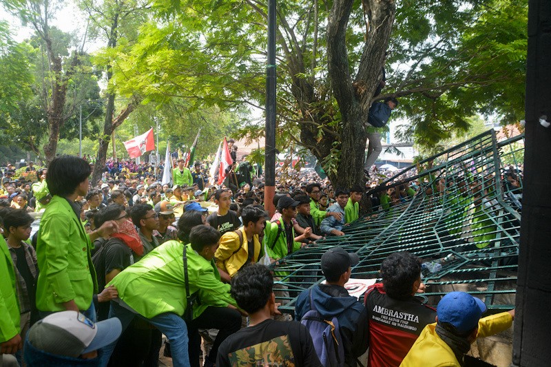 Demo Tolak RUU Pilkada Rusuh di Semarang, Mahasiswa Bentrok dengan Polisi - Bagian 3