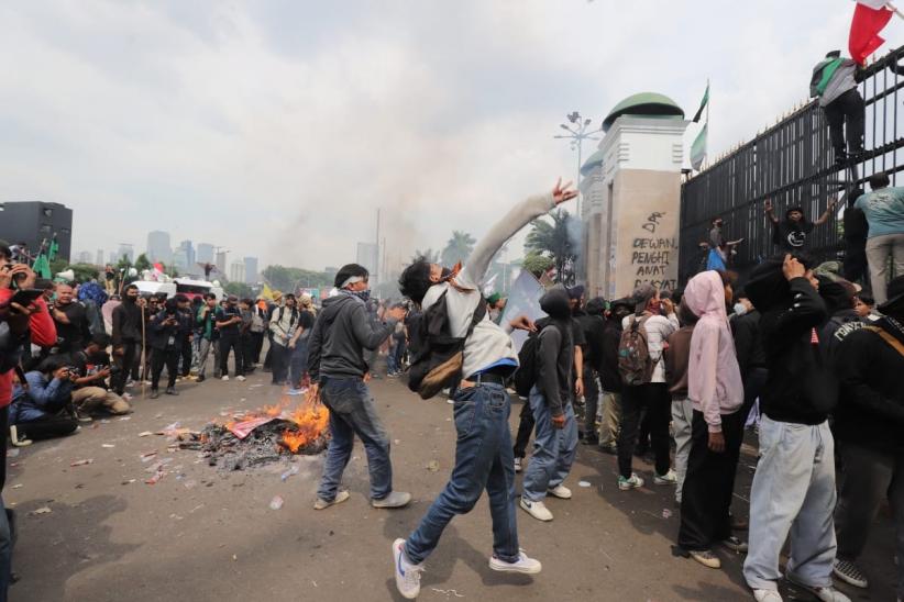 Massa Tolak RUU Pilkada Jebol Pagar Masuk Halaman Gedung DPR - Bagian 6