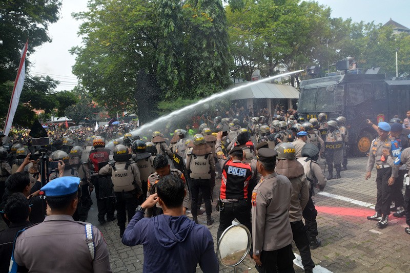 Demo Tolak RUU Pilkada Rusuh di Semarang, Mahasiswa Bentrok dengan Polisi - Bagian 4