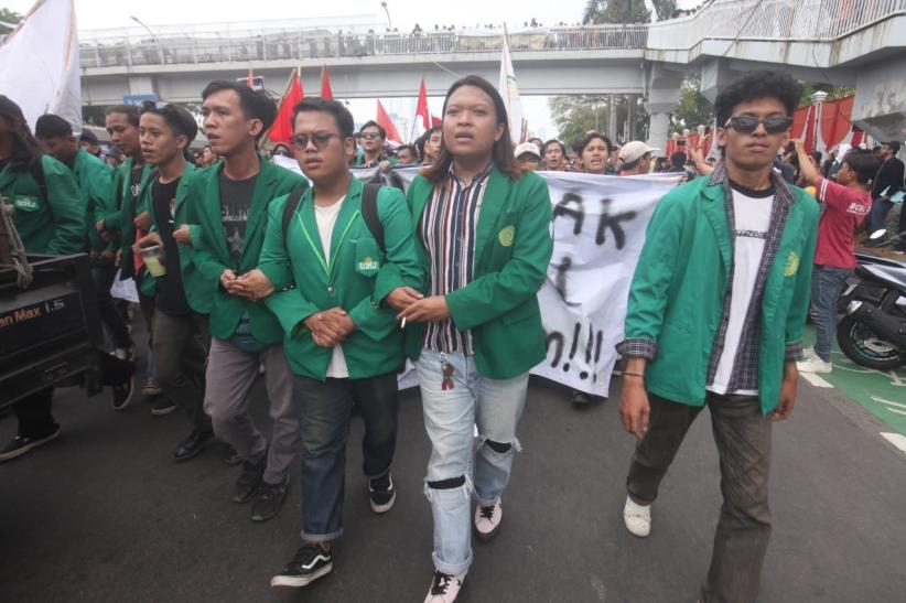 Ribuan Massa Bergabung Demo Tolak RUU Pilkada di Depan Gedung DPR - Bagian 4
