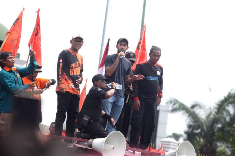 Reza Rahadian Ikut Demo Tolak RUU Pilkada, Orasi di Atas Mobil Massa Pendemo - Bagian 4