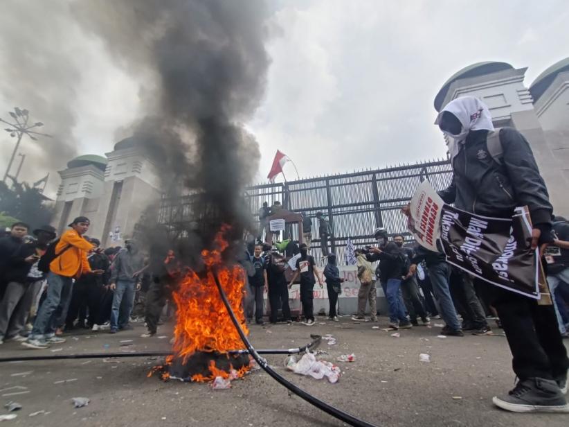 Massa Tolak RUU Pilkada Bakar Atribut hingga Panjat Gerbang DPR Panggil Wakil Rakyat - Bagian 1