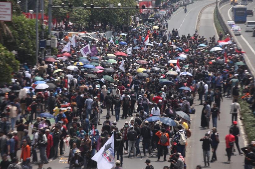Ribuan Massa Bergabung Demo Tolak RUU Pilkada di Depan Gedung DPR - Bagian 3