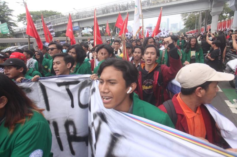 Ribuan Massa Bergabung Demo Tolak RUU Pilkada di Depan Gedung DPR - Bagian 2