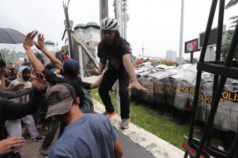 Massa Tolak RUU Pilkada Jebol Pagar Masuk Halaman Gedung DPR - Bagian 5