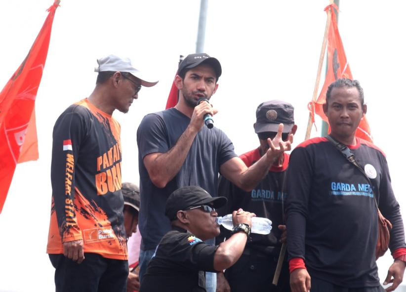 Reza Rahadian Ikut Demo Tolak RUU Pilkada, Orasi di Atas Mobil Massa Pendemo - Bagian 1