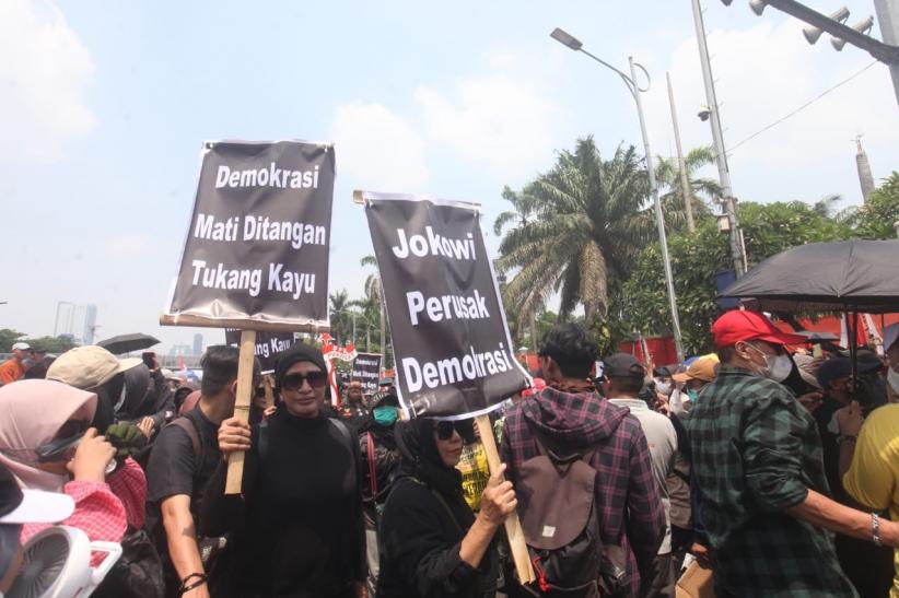 Ribuan Massa Bergabung Demo Tolak RUU Pilkada di Depan Gedung DPR - Bagian 5