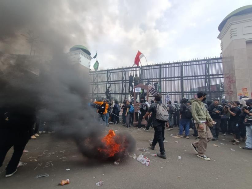 Massa Tolak RUU Pilkada Bakar Atribut hingga Panjat Gerbang DPR Panggil Wakil Rakyat - Bagian 3