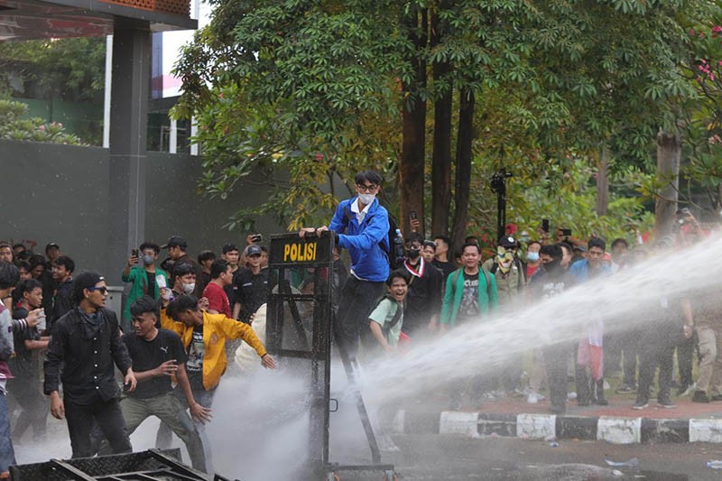 Brimob Turun, Polisi Pukul Mundur Mahasiswa dengan Water Canon di DPR - Bagian 3