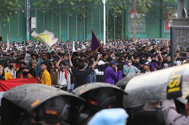 Brimob Turun, Polisi Pukul Mundur Mahasiswa dengan Water Canon di DPR - Bagian 5