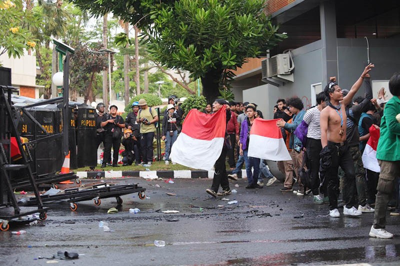 Brimob Turun, Polisi Pukul Mundur Mahasiswa dengan Water Canon di DPR - Bagian 4