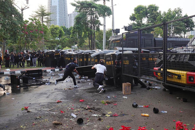 Brimob Turun, Polisi Pukul Mundur Mahasiswa dengan Water Canon di DPR - Bagian 1