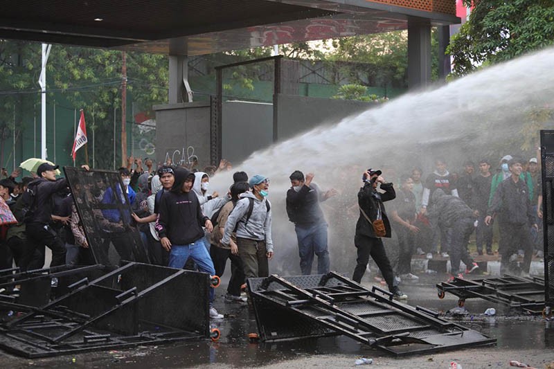 Brimob Turun, Polisi Pukul Mundur Mahasiswa dengan Water Canon di DPR - Bagian 2