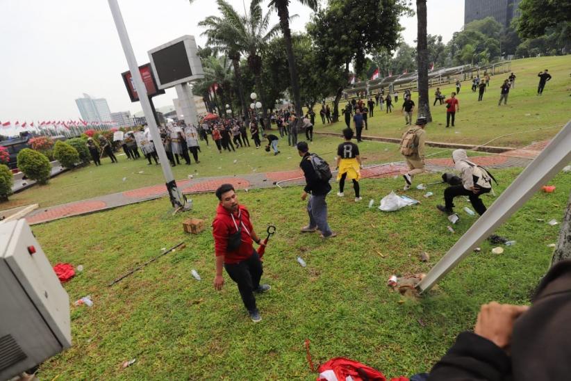 Massa Tolak RUU Pilkada Jebol Pagar Masuk Halaman Gedung DPR - Bagian 4