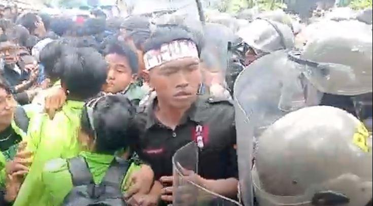 title Demo Hari Ini di Semarang Ricuh, Sejumlah Mahasiswa Dievakuasi ke Rumah Sakit Demo Hari Ini di Semarang Ricuh, Sejumlah Mahasiswa Dievakuasi ke Rumah Sakit