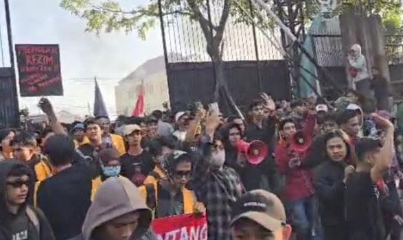 title Demo di Makassar Hari Ini Memanas, Ribuan Mahasiswa Terobos Gerbang DPRD Sulsel Demo di Makassar Hari Ini Memanas, Ribuan Mahasiswa Terobos Gerbang DPRD Sulsel