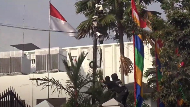 title Kesal Aspirasi Tak Ditanggapi, Demonstran Lempari Gedung DPRD Jabar dengan Molotov dan Botol Kesal Aspirasi Tak Ditanggapi, Demonstran Lempari Gedung DPRD Jabar dengan Molotov dan Botol