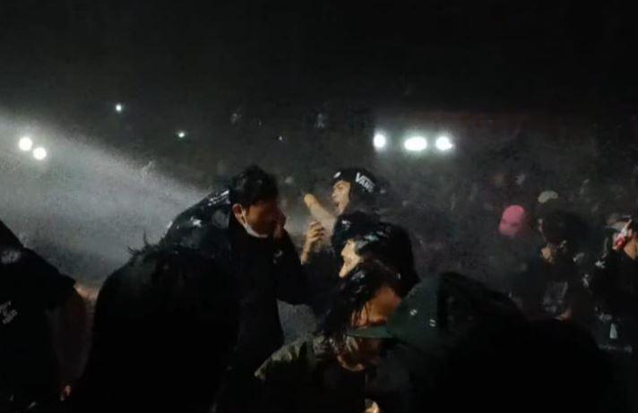 Update Demo Ricuh di Bandung, Massa Ditembaki Gas Air Mata Teriakkan Revolusi 