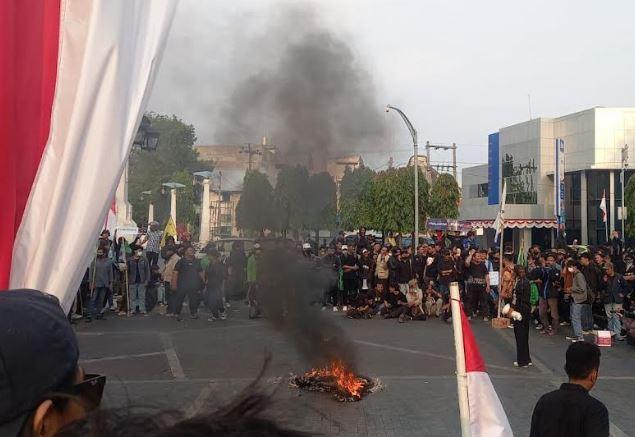 Demo Hari Ini di Solo, Massa Mahasiswa Bakar Ban hingga Jalan Mundur