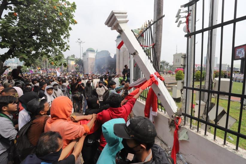 Massa Tolak RUU Pilkada Jebol Pagar Masuk Halaman Gedung DPR - Bagian 3