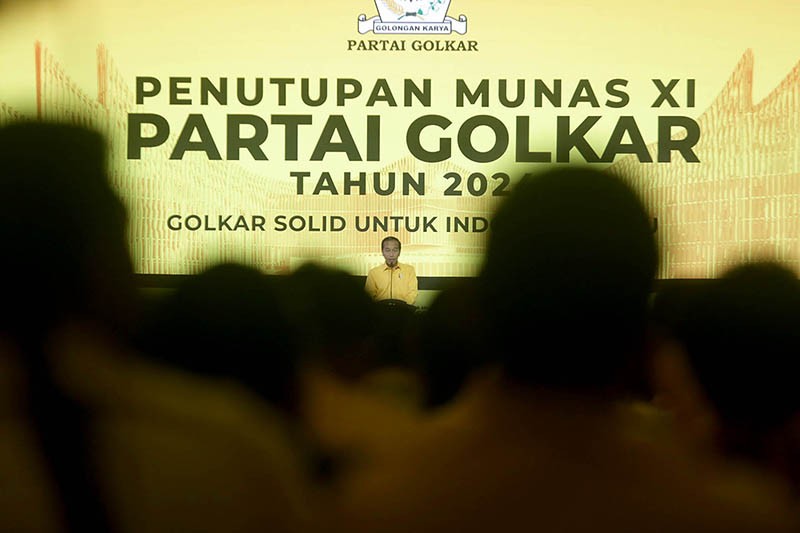 Penampilan Presiden Jokowi Pakai Kemeja Full Kuning, Gabung Partai Golkar? - Bagian 3