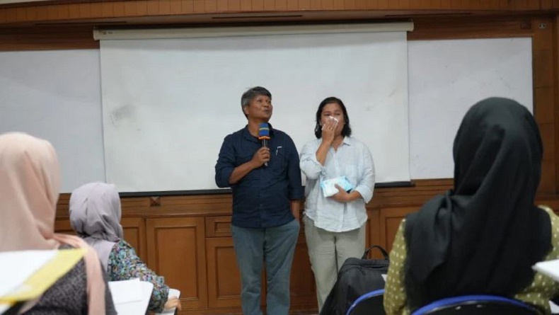 title Kisah Pilu Orang Tua Mahasiswa Baru UGM Ikut Kuliah, Gantikan Anak Telah Berpulang Kisah Pilu Orang Tua Mahasiswa Baru UGM Ikut Kuliah, Gantikan Anak Telah Berpulang