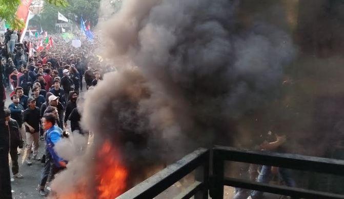 Demo Mahasiswa Tolak Revisi RUU Pilkada di Malang Ricuh, Massa Paksa Duduki DPRD