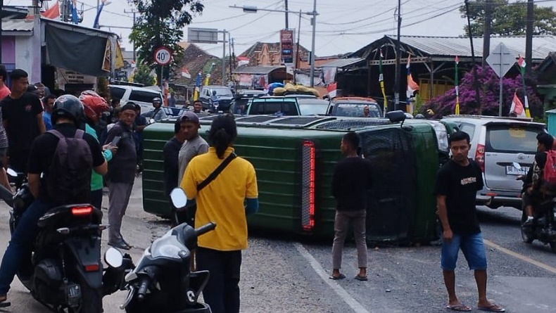 Kecelakaan di Tanggamus, Mobil Kejari Bawa Tahanan Terguling di Tengah Jalan