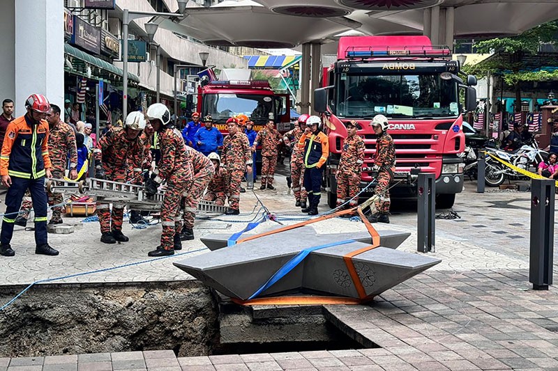 Heboh Perempuan Tertelan Lubang Menganga di Jalan Masjid India Malaysia  - Bagian 2