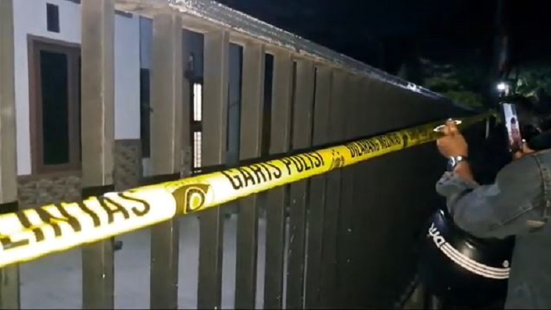 title Pontianak Gempar! Mayat Bocah dalam Karung Ditemukan di Rumah Diduga Dibunuh Ibu Tiri Pontianak Gempar! Mayat Bocah dalam Karung Ditemukan di Rumah Diduga Dibunuh Ibu Tiri
