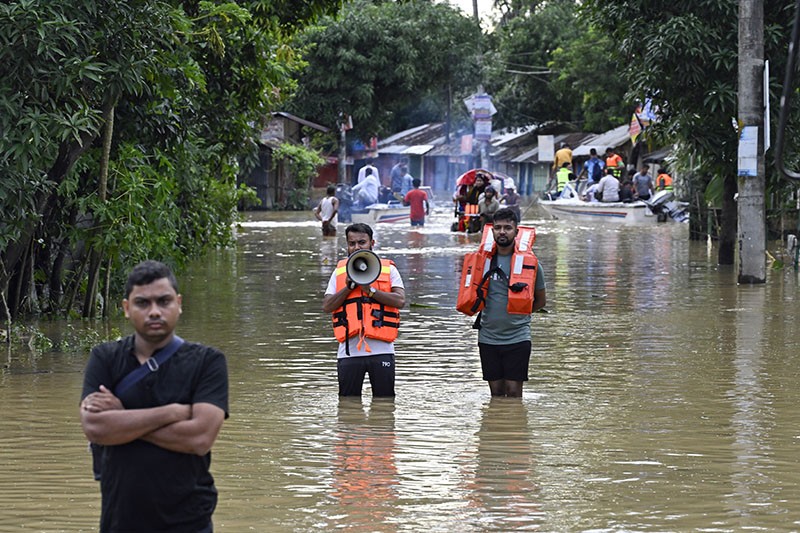 Jutaan Warga Bangladesh Terdampak Banjir Besar Berbondong-bondong Mengungsi - Bagian 3