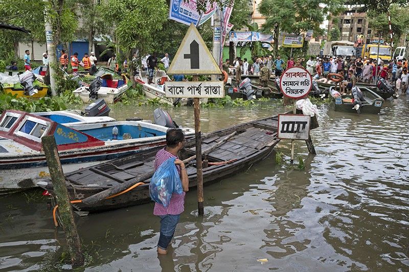 Jutaan Warga Bangladesh Terdampak Banjir Besar Berbondong-bondong Mengungsi - Bagian 6
